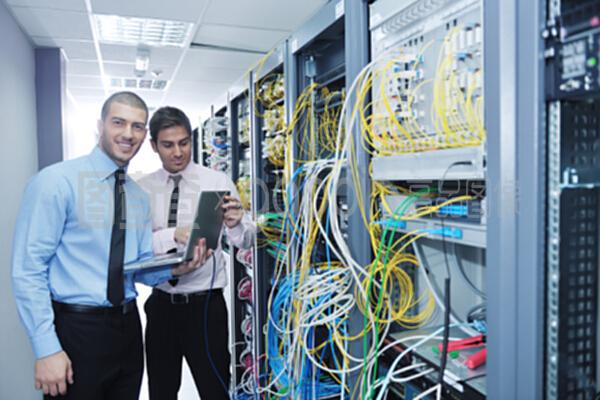 網(wǎng)絡(luò)服務(wù)器室的工程實(shí)施 構(gòu)建高效與可靠的網(wǎng)絡(luò)環(huán)境